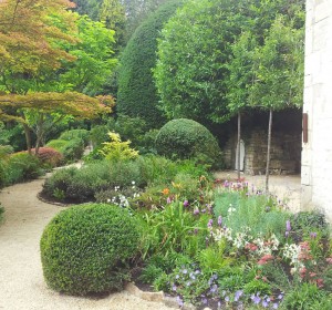 Next<span>Cotswold House Planting</span><i>→</i>