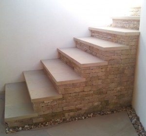 <span>Contemporary Cotswold Stone Walling</span><i>→</i>
